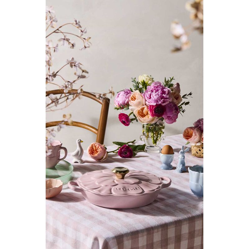 Le Creuset Silicone Petal Trivet  - Powder Pink image number 1